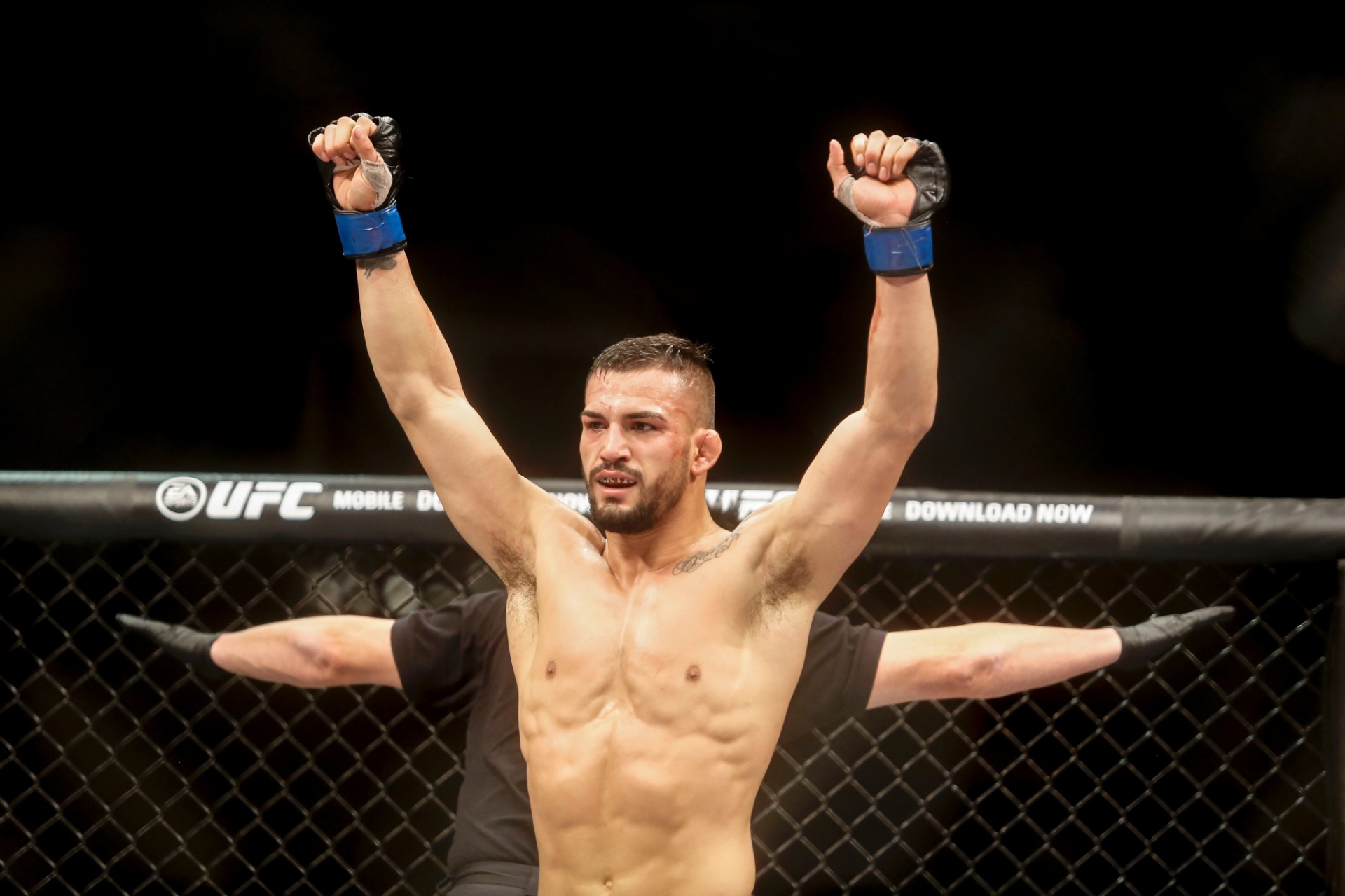 Mirsad Bektic comemora a vitória por nocaute técnico sobre Lucas "Mineiro" Martins - William Lucas/Inovafoto