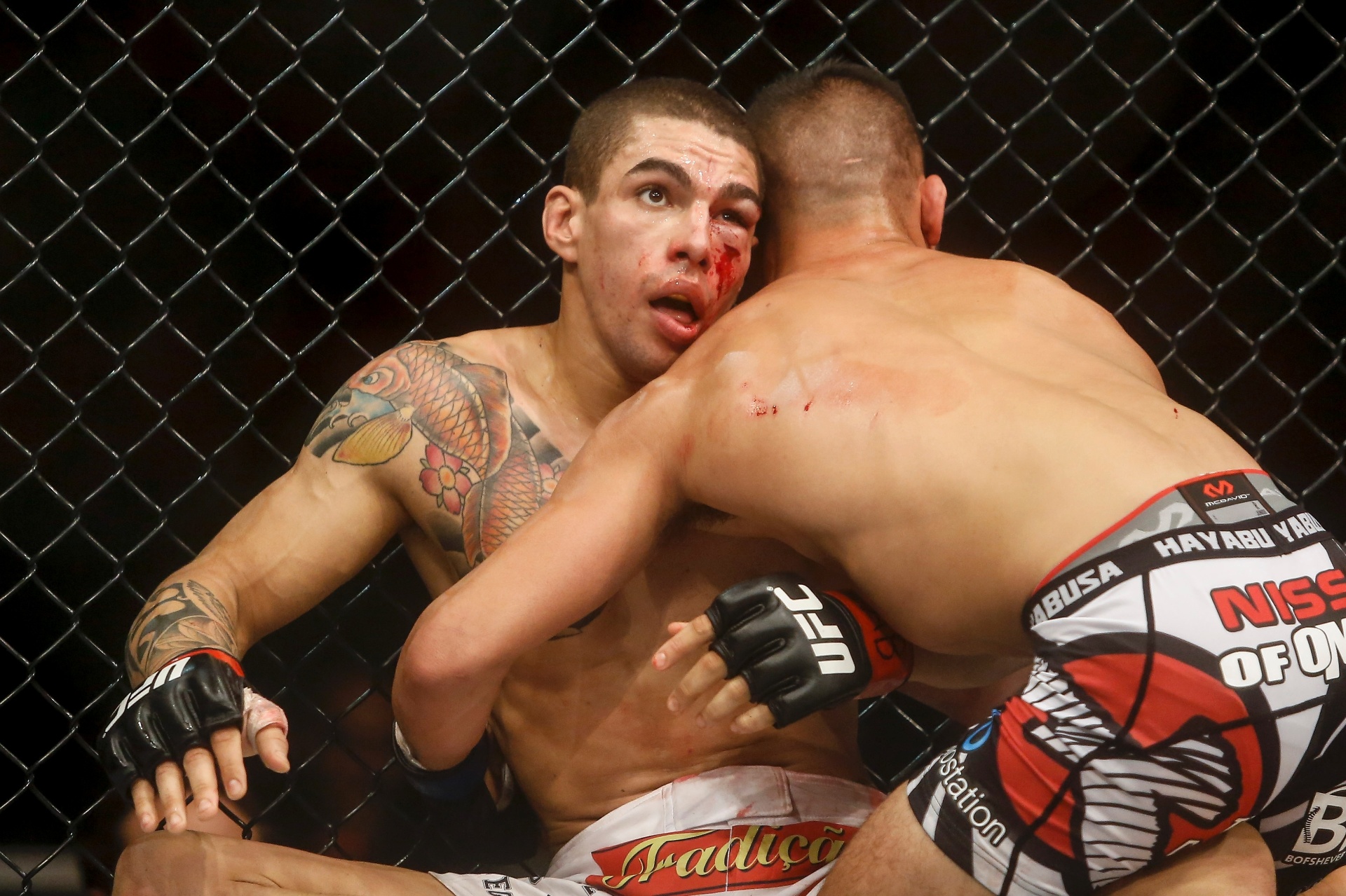 Rosto de Lucas "Mineiro" Martins ficou bastante machucado durante o combate contra Mirsad Bektic - William Lucas/Inovafoto