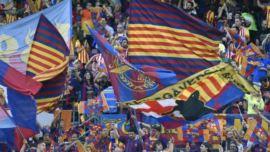 Torcida do Barcelona lota e faz bonita festa com bandeiras no Camp Nou - Lluis Gene/AFP