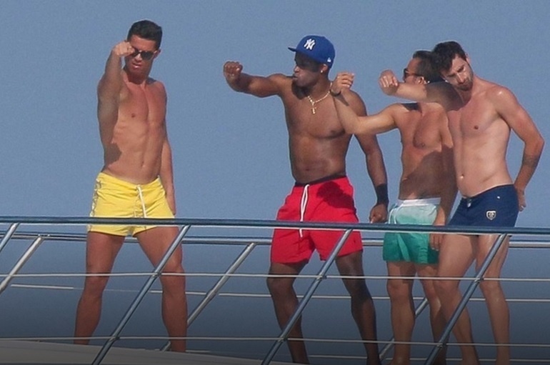 Cristiano Ronaldo curte as férias em Saint tropez dançando com amigos em iate alugado