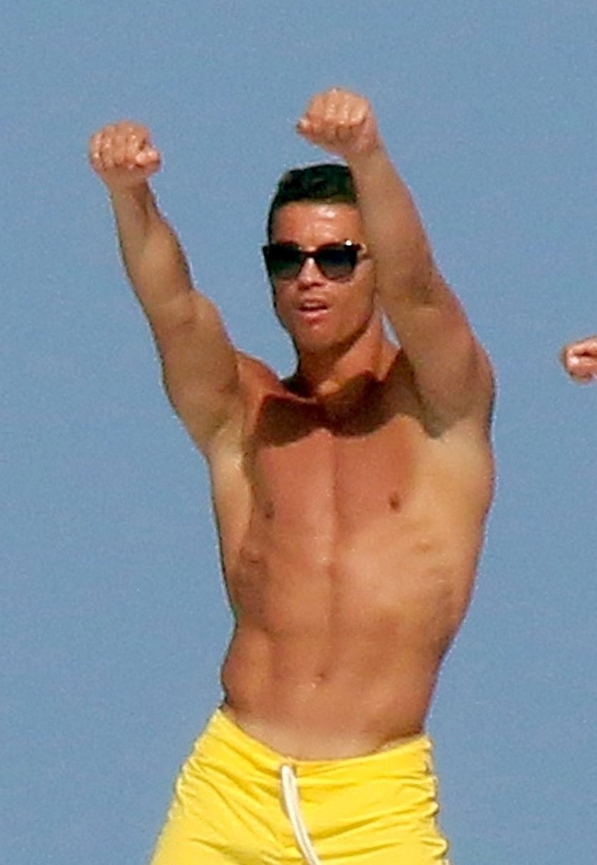 Cristiano Ronaldo dança em iate alugado durante as férias