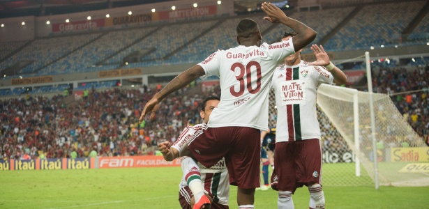 Fred "engraxou" a chuteira de Gérson após gol contra o Flamengo, no domingo - BRUNO HADDAD/FLUMINENSE F.C.