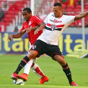 Luis Fabiano disputa bola com Anderson - Getty Images