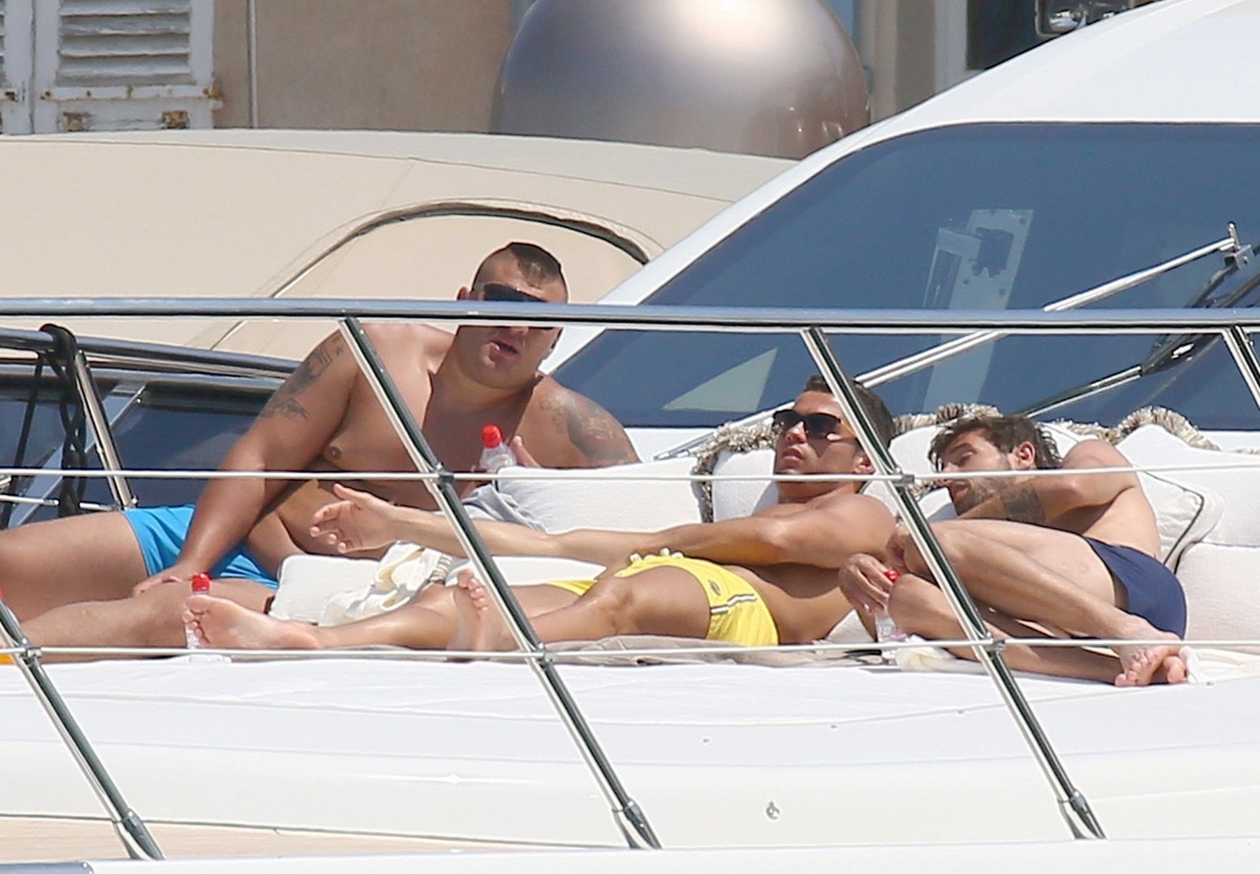 O atacante do Real Madrid descansa com os amigos enquanto pega o sol do verão Europeu - Reprodução Daily Mail