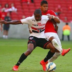 Taiberson e Thiago Mendes lutam pela bola - Getty Images