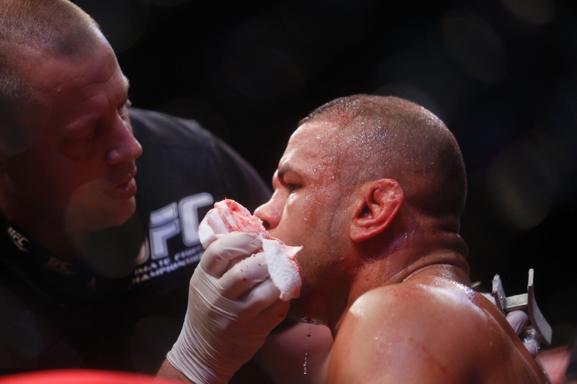 Thiago Alves quebra o nariz na luta contra Carlos Condit e é impedido de continuar - William Lucas/Inovafoto