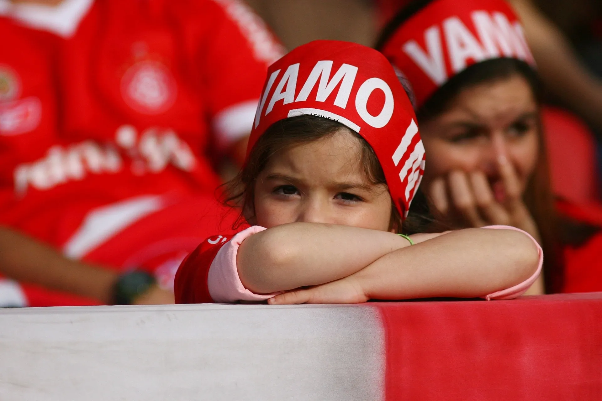 Torcedora mirim do Internacional se veste com as cores do clube para acompanhar a partida contra o São Paulo - Getty Images