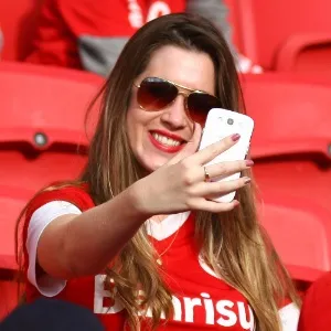 Torcedora tira selfie no Beira Rio, onde Internacional e são Paulo jogam neste domingo - Lucas Uebel Getty Images