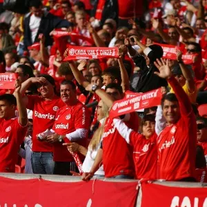 Torcedores do Internacional aguardam o início da partida contra o São Paulo - Getty Images