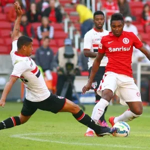 Vitinho tenta o drible, enquanto Denilson tenta tirar a bola - Getty Images
