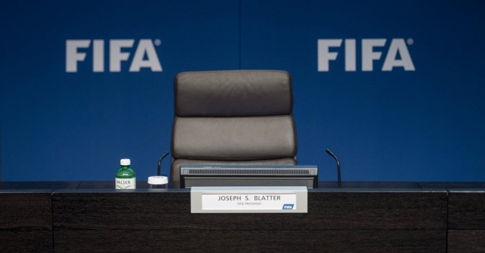 Cadeira de Blatter vazia antes do discurso de renúncia. Dirigente deixa o cargo depois de 17 anos