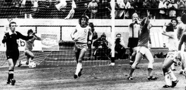 Zico após marcar o gol que daria a vitória ao Brasil na estreia da Copa de 78 - Fernando Santos - 1978/Folhapress