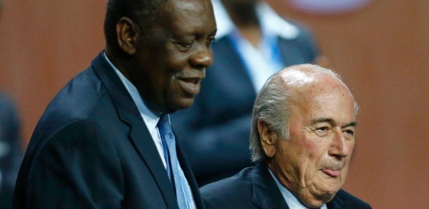 Issa Hayatou, vice-presidente da Fifa, cumprimenta Blatter; camaronês lamentou mudança - REUTERS/Arnd Wiegmann