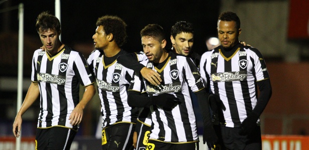 Botafogo sofreu contra Paraná. Clube volta a jogar fora de casa nesta 3ª, com Oeste - PAULO LISBOA/BRAZIL PHOTO PRESS/ESTADÃO CONTEÚDO