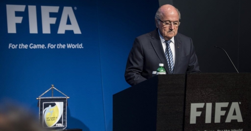 Joseph Blatter anuncia sua renúncia do cargo de presidente da Fifa depois de 17 anos no poder