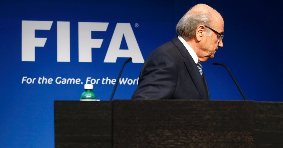 Joseph Blatter deixa entrevista após renunciar à presidência da Fifa
