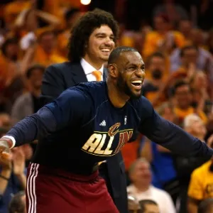 Anderson Varejão (ao fundo) aplaude companheiros durante os playoffs da NBA - undefined