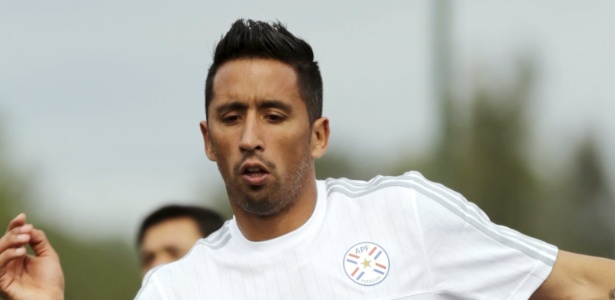 Lucas Barrios é um dos destaques do Paraguai na disputa da Copa América 2015 - JORGE ADORNO / REUTERS
