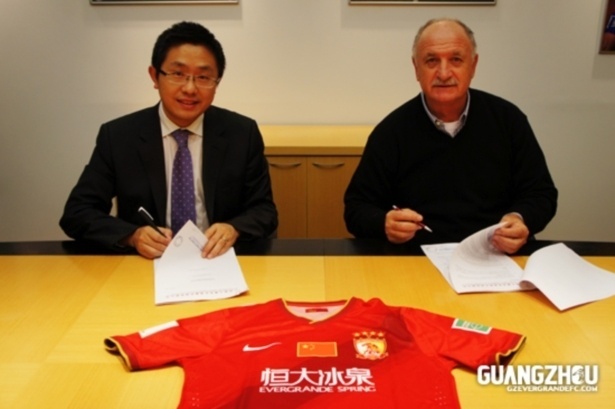 04 jun 2015 - Felipão assina contrato com o Guangzhou Evergrande, da China