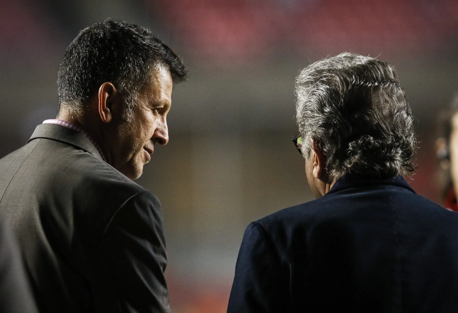 Ao lado de Carlos Miguel Aidar, Osorio acompanha o aquecimento dos jogadores do São Paulo antes do clássico contra o Santos - Ricardo Nogueira/Folhapres