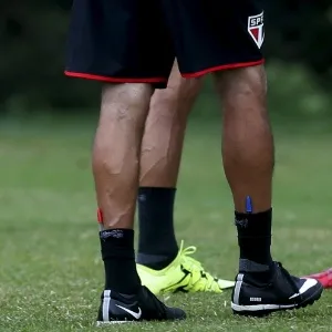 Osorio carrega canetas nas meias para colocar em prática o método de passar bilhetes para os jogadores - Paulo Whitaker/Reuters