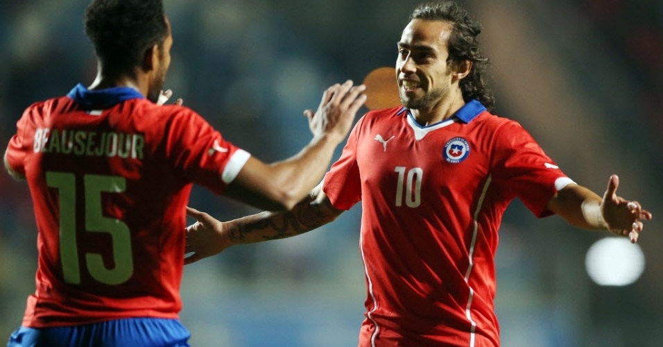 Valdivia (dir.), comemora gol pelo Chile, em amistoso contra El Salvador