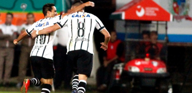 Jadson (esq.) e Renato Augusto comemora gol do Corinthians durante a partida contra o Joinville, neste sábado (6), pelo Campeonato Brasileiro - CARLOS JR/FUTURA PRESS/FUTURA PRESS/ESTADÃO CONTEÚDO - CARLOS JR/FUTURA PRESS/FUTURA PRESS/ESTADÃO CONTEÚDO