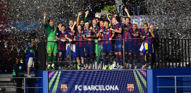Jogadores do Barcelona erguem a taça da Liga dos Campeões deste ano