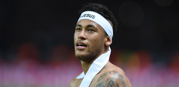 Faixa 100% Jesus é um amuleto para Neymar desde os primeiros passos no futebol - AFP PHOTO / PATRIK STOLLARZ