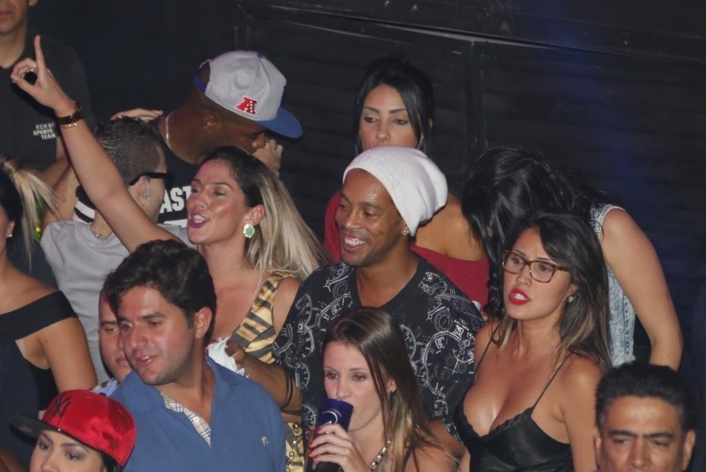06.jun.2015 - 06.jun.2015 - Nos momentos em que não estava no palco, Ronaldinho estava sempre animado na pista e cercado por belas mulheres