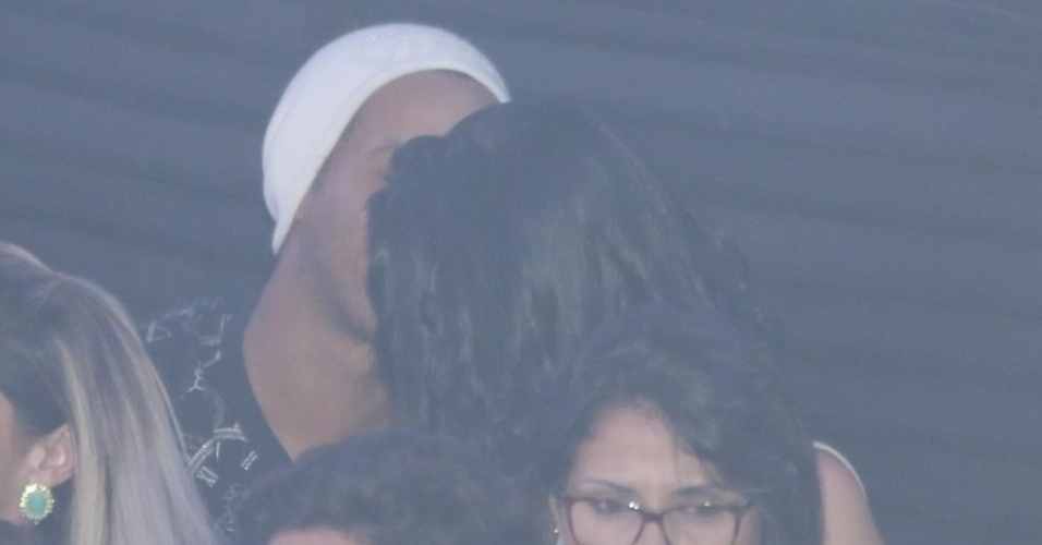 06.jun.2015 - Parece até que uma das belas mulheres da balada caiu nas graças do Ronaldinho, que a beijou durante a festa