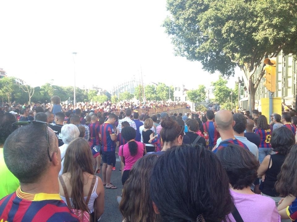 Fãs aguardam presença dos jogadores campeões da Liga. Time conquistou o Campeonato Espanhol, Copa do Rei e Liga dos Campeões - João Henrique Marques/UOL