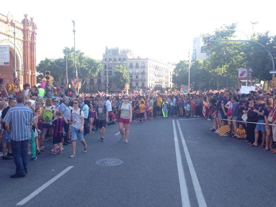 Fãs aguardam presença dos jogadores campeões da Liga. Time conquistou o Campeonato Espanhol, Copa do Rei e Liga dos Campeões - João Henrique Marques/UOL