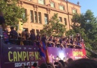 Fãs do Barcelona lotam ruas para desfile dos campeões - João Henrique Marques/UOL