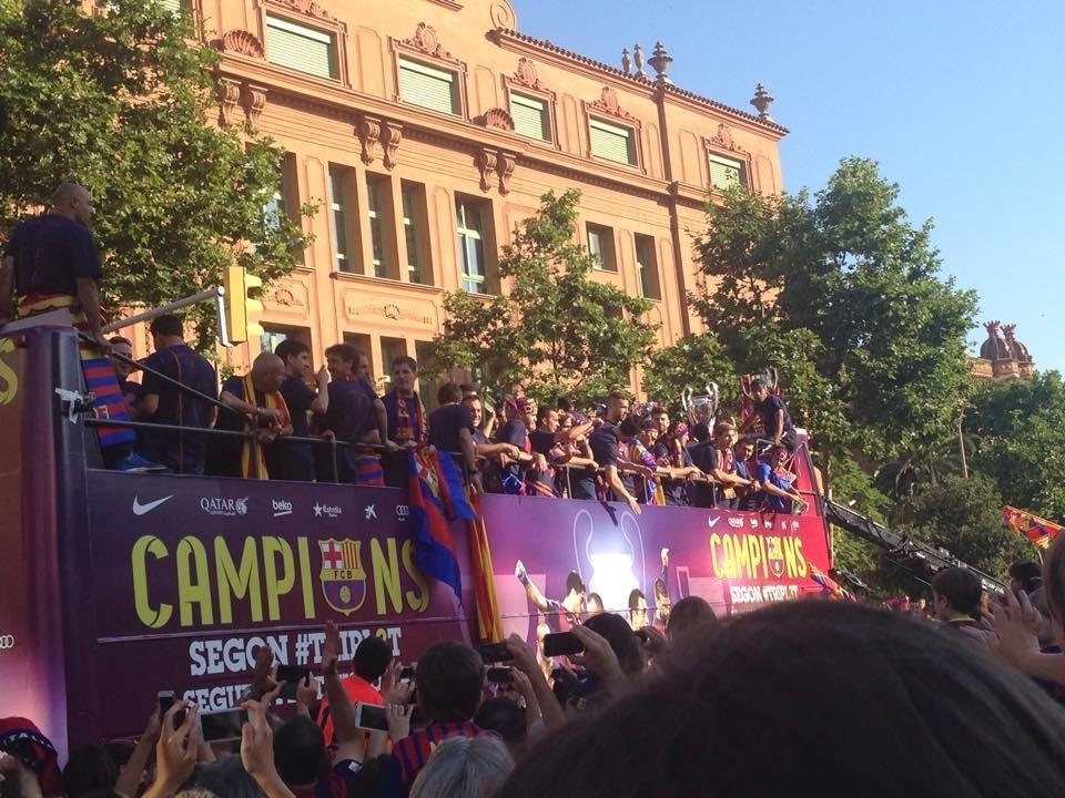 Jogadores celebraram o título da Liga dos Campeões com o público em Barcelona - João Henrique Marques/UOL