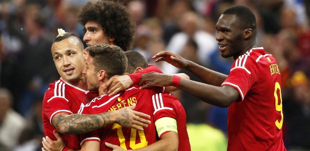 Jogadores da Bélgica comemoram gol contra a França em amistoso neste domingo - EFE/EPA/YOAN VALAT 