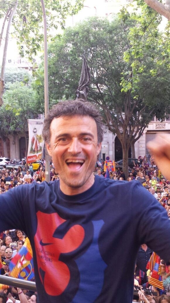 Luis Enrique entrou na festa nas ruas de Barcelona - Barcelona/Oficial