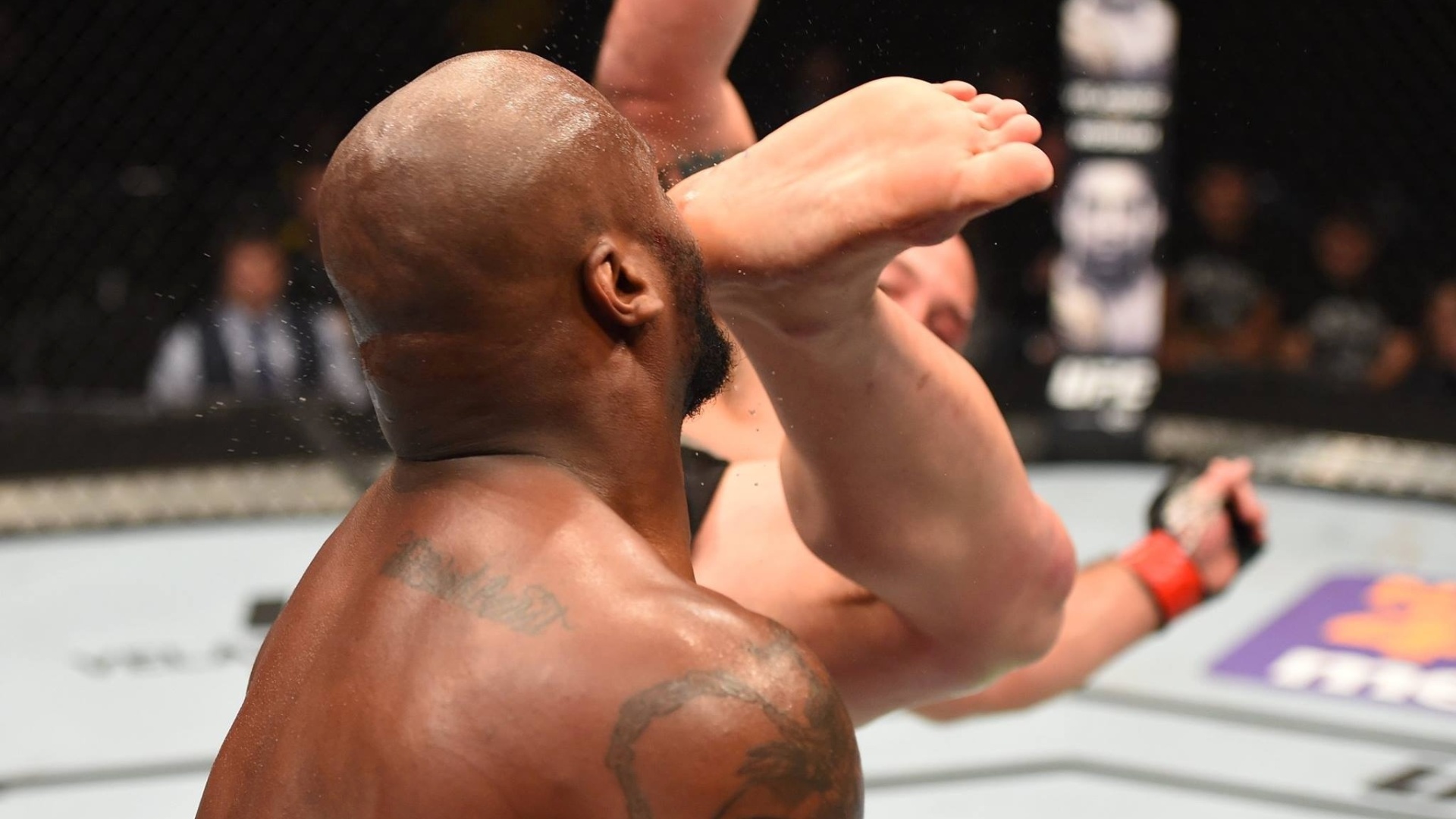 Shawn Jordan acerta chutaço e nocauteia Derrick Lewis no UFC de New Orleans, nos EUA