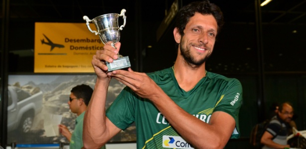 Marcelo Melo em sua chegada ao Brasil na manhã desta segunda-feira - MARCEL PALUTI/Divulgação