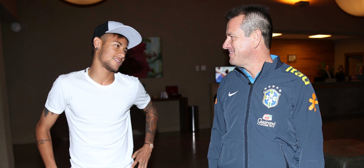 Neymar conversa com Dunga na chegada da seleção brasileira à Viamão (RS) - Rafael Ribeiro/CBF