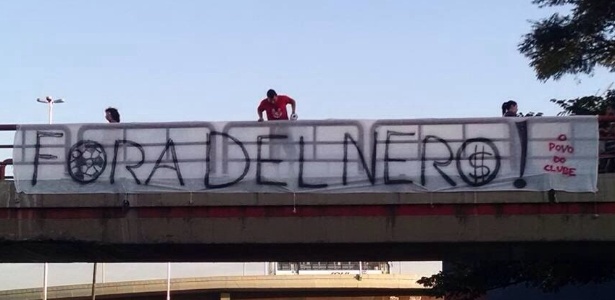 Manifestantes estendem faixa pedindo saída de Del Nero da CBF - Divulgação