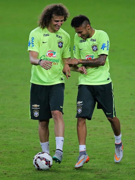 David Luiz e Neymar brincam durante o treino da seleção brasileira, em 2015 - Mowapress