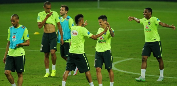 Neymar cumprimenta Philippe Coutinho depois de jogada durante o treino da seleção brasileira - Mowapress