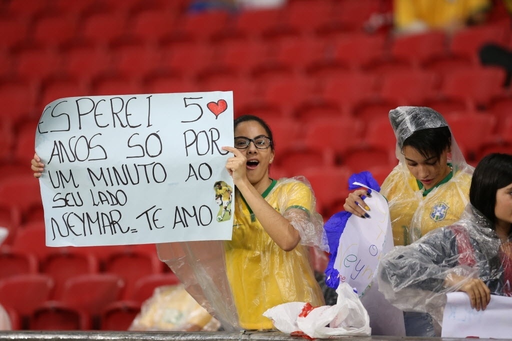 Torcedora do Brasil se declara para Neymar no Beira-Rio - Eduardo Anizelli/Folhapress