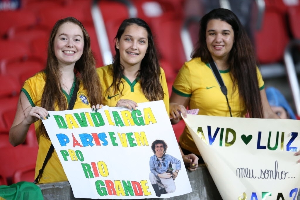 Torcedoras do Brasil se declaram para David Luiz no Beira-Rio - Eduardo Anizelli/Folhapress