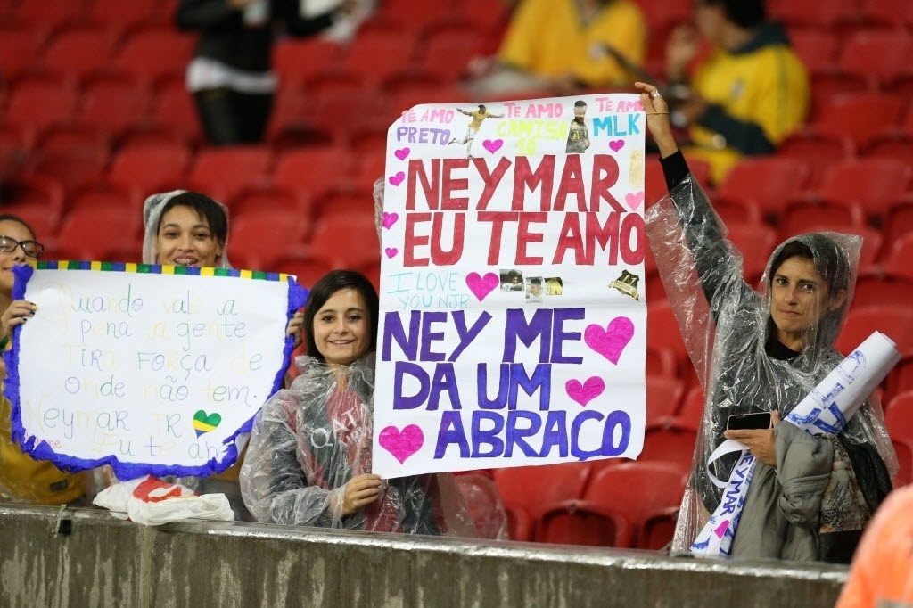 Torcedoras do Brasil se declaram para Neymar no Beira-Rio - Eduardo Anizelli/Folhapress
