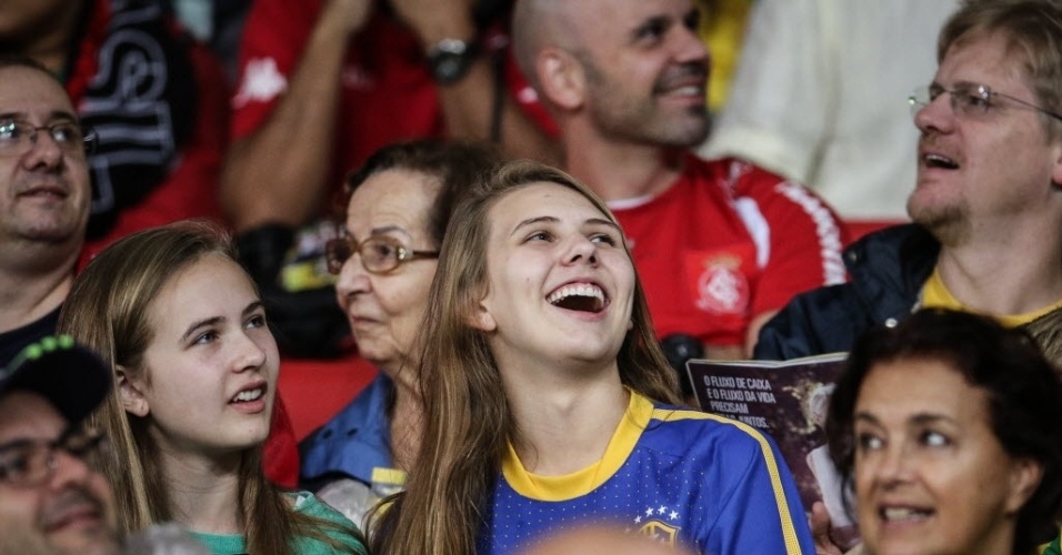 Torcedores aguardam início da partida entre Brasil e Honduras