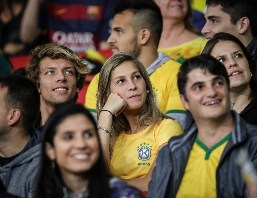 Torcedores aguardam início da partida entre Brasil e Honduras - Ricardo Nogueira/UOL