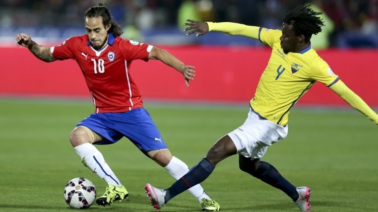 Valdivia dribla marcador do Equador no jogo de abertura da Copa América no Chile