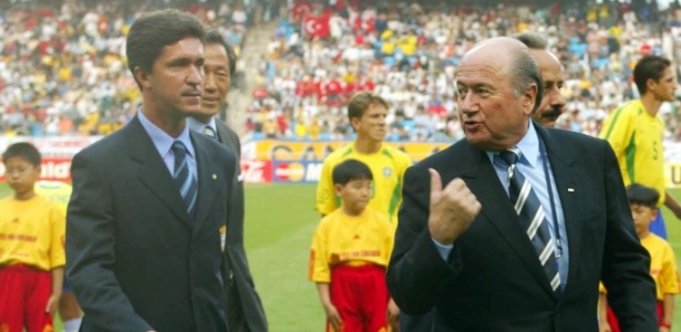 Weber Magalhães caminha em campo na Coreia do Sul ao lado de Joseph Blatter, em partida contra a Turquia, na Copa de 2002 -  Juca Varella/Folhapress